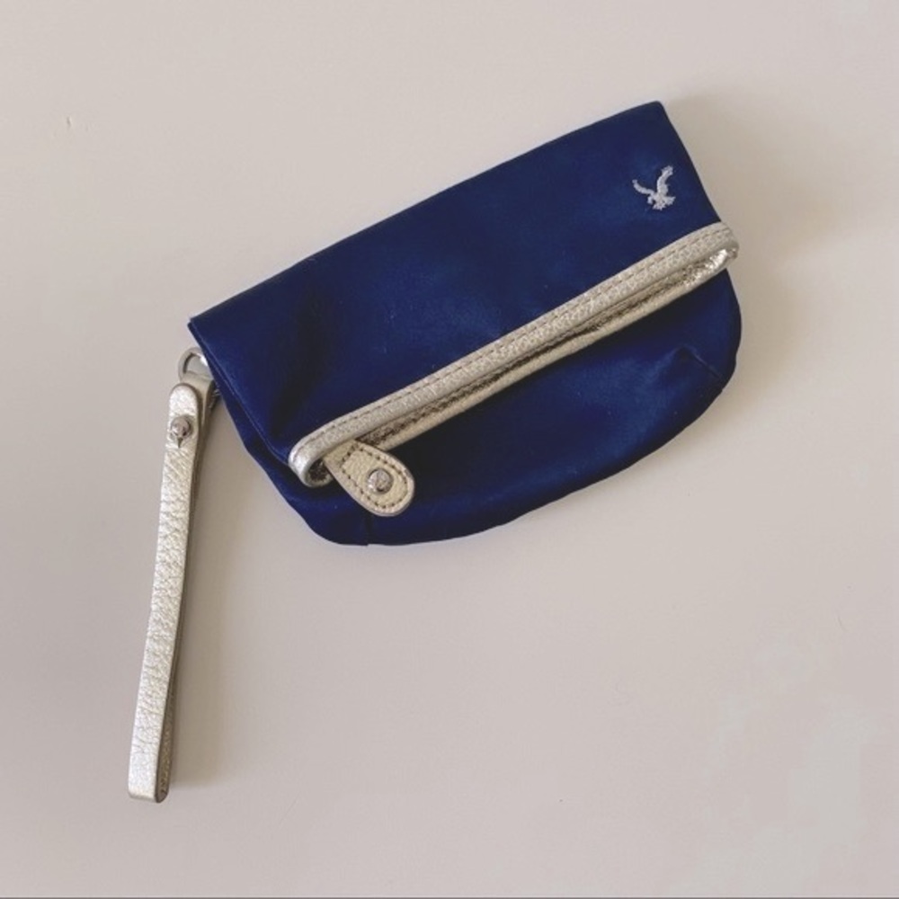 3/$30💚AEO American Eagle navy blue and gold small wristlet purse bag